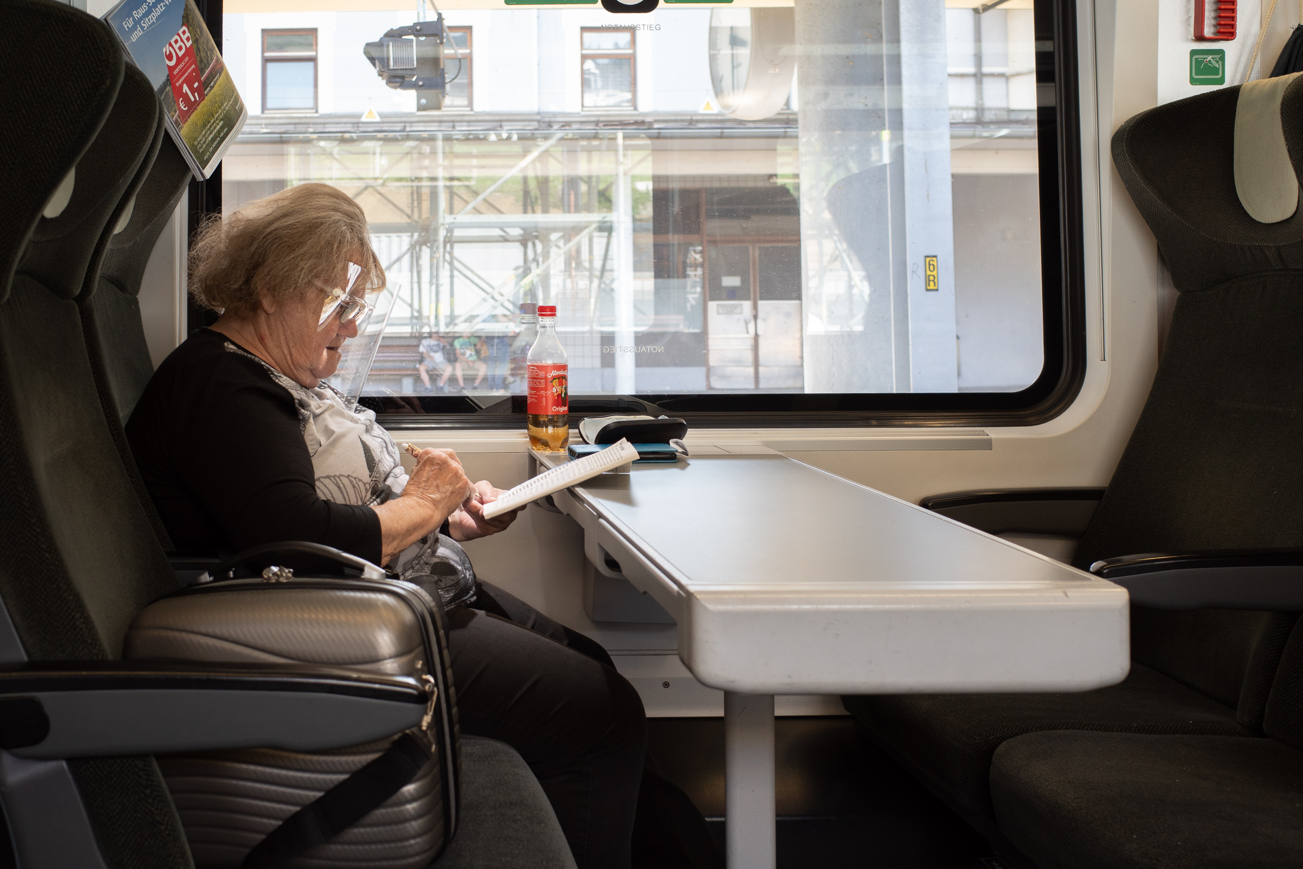 Heimfahrt im ÖBB-Zug: Almdudler und Kreuzworträtsel